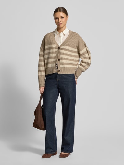 Vrouwenmodel draagt Relaxed Fit Gebreid jack met V-hals Model 'LEA' van Vero Moda, mêlee look, knoopsluiting, lange mouw, rompzoom, knitwear, voorkant volledig te zien