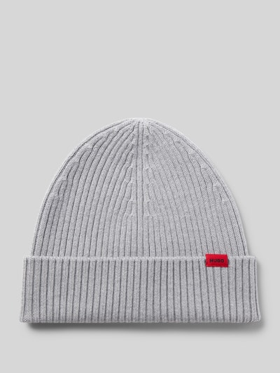 Produktfoto, Beanie aus reiner gerippter Schurwolle Modell 'XOLA' von HUGO in Hellgrau, unifarben mit Label Patch und breitem Umschlag, Rippstricktextur.