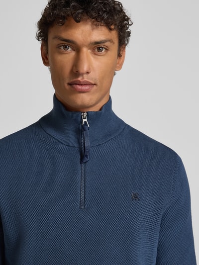 Männermodel draagt Gebreide pullover met schipperskraag van Lerros, puur katoen, regular fit, ribboorden, labelstitching, nahaufnahme bovenlichaam.