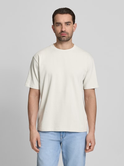 Männermodel trägt Oversized T-Shirt mit Rundhalsausschnitt von Lindbergh in offwhite aus puur katoen mit labeldetail, oversized fit, ruglengte maat M 70 cm, Ganzkörperansicht von vorne