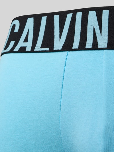 Produktfoto, hellblaue Boxer Briefs im 3er-Pack mit elastischem schwarzen Logo-Bund von Calvin Klein Underwear, Baumwoll-Mix mit Stretch-Anteil, detailreiche Textur sichtbar