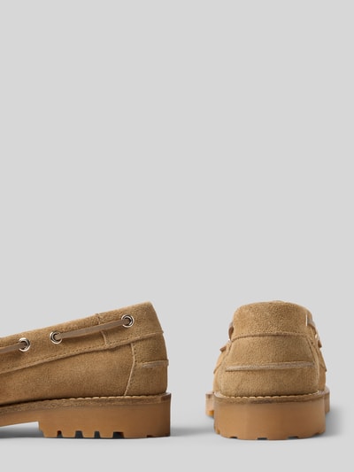 Produktfoto, Loafer aus echtem Leder in Velours-Optik von BIANCO, sandfarbener Schuh mit Profilsohle, abgerundete Passform, Echtleder, Velours-Optik, Schafthöhe 6 cm, Schaftweite 12 cm, Absatzhöhe 3 cm bei Größe 40.