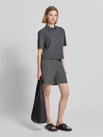 Frauenmodel trägt Straight Fit Shorts und Leinen-Anteil von Marc O'Polo, Optik: Unifarben, Passform: Straight Fit, Bundabschluss: Elastisch, seitliche Eingrifftaschen, Verschlusslos, Ganzkörperansicht von vorne.