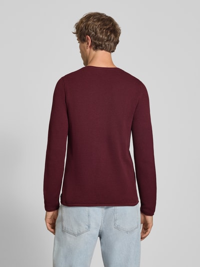 Männermodel trägt Slim Fit Pullover aus reiner Baumwolle von REVIEW in Dunkelrot, Strick-Optik, Ganzkörperansicht Rückansicht.