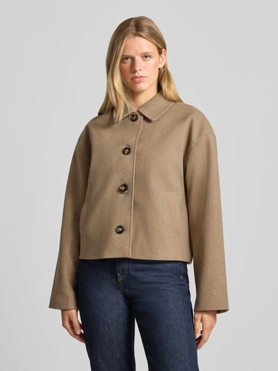 Frauenmodel trägt Loose Fit Kurzmantel mit Umlegekragen Modell 'AYA' von PIECES, beige, glatte Textur, gerade Form, Ganzkörperansicht von vorne. Damen Teddy- / Webpelzjacke.