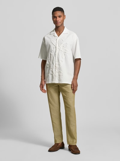 Männermodel trägt Hose mit Leinen-Anteil und französischen Eingrifftaschen von Scotch & Soda in Beige, gerader Schnitt, Ganzkörperansicht von vorne. Baumwoll-Mix, elastischer Bund mit Kordelzug, Gesäßtaschen, Bundweite 43 cm, Innenbeinlänge 76 cm.