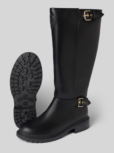 Produktfoto, Stiefel mit Dornschließen Modell 'ELLIS' von Blauer USA, schwarze abgerundete Spitze, Label-Detail, strukturierte Oberfläche