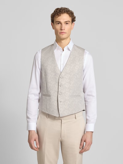 Męski model nosi Weste mit V-Ausschnitt und Paspeltaschen od ATELIER TORINO z mieszanki materiałów z wełną, kolor jasnobeżowy, przód z guzikami, prosty krój, widoczne kieszenie, widoczne tekstury tkaniny, Szerokość w rozmiarze 50: 50 cm, długość tyłu: 59 cm, szerokość ramion: 36 cm, całkowity widok z przodu