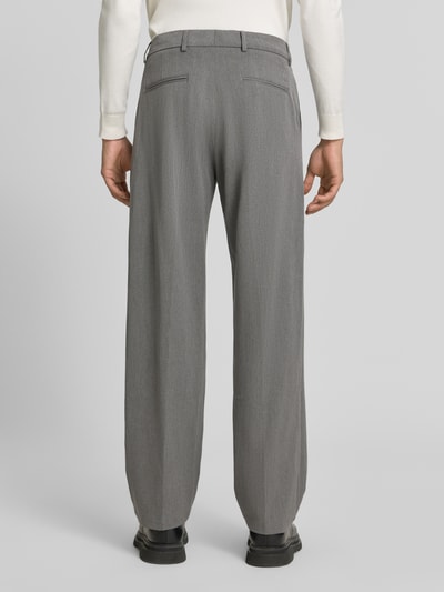 Männermodel trägt Anzughose mit Bügelfalten Modell 'Como Solid Slack Pants' von Les Deux in Grau, reine Baumwolle, Regular Fit, Ganzkörperansicht Rückansicht.