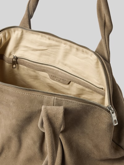 Productfoto, shopper met Label in reliëf Model 'LUCY' van LIEBESKIND BERLIN in taupe met ritssluiting, hoofdvak, ritsvak, lange hengsels, binnenvoering, Breedte maat 1: 50 cm, Lengte maat 1: 35 cm, Diepte maat 1: 22 cm, schouderband 66 cm