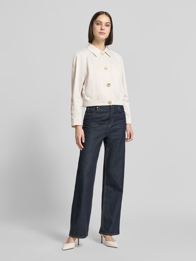 Frauenmodel trägt Blouson mit Brusttasche von ARMANI EXCHANGE aus Material-Mix mit Baumwoll-Anteil, Regular-Fit, Umlegekragen, Knopfleiste, helle Farbe, glatte Struktur, Ganzkörperansicht von vorne.