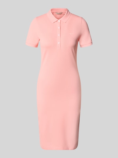 Produktfoto, Knielanges Polokleid mit Label-Stitching van Gant, mix van katoen en elastaan, recht model, knielengte, knoopsluiting, zachtroze kleur, gladde textuur, ruglengte bij maat S 95 cm, borstwijdte 41 cm, mouwlengte 20 cm