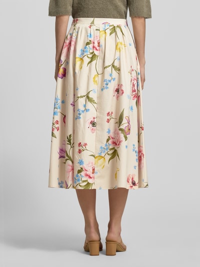 Vrouwenmodel draagt midirok im allover-look van Oui, puur katoen, A-lijn, ritssluiting, bandwijdte 36 cm, totale lengte 80 cm, geheelachteraanzicht.
