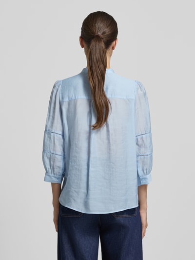 Frauenmodel trägt Regular Fit Bluse mit 3/4-Arm von More & More im Lyocell-Mix, hellblau, Rundhalsausschnitt, Rückenlänge 62 cm, Ärmellänge 49 cm, Ganzkörperansicht Rückansicht.