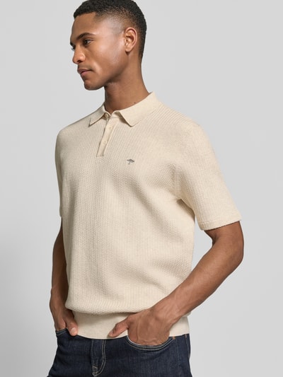 Männermodel trägt Regular Fit Poloshirt in Strick-Optik von Fynch-Hatton in Beige, Baumwoll-Mix, Logo-Stitching, Nahaufnahme Oberkörper.