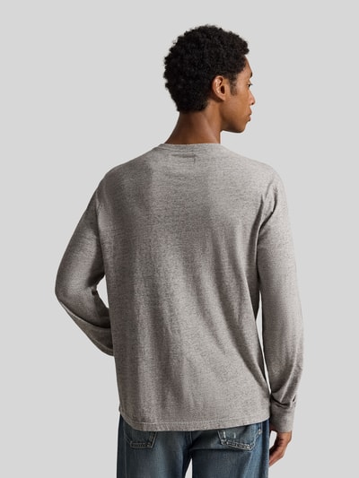 Männermodel trägt Regular Fit Langarmshirt aus reiner Baumwolle von Polo Ralph Lauren in Grau, strukturierte Oberfläche, Ganzkörperansicht Rückansicht.