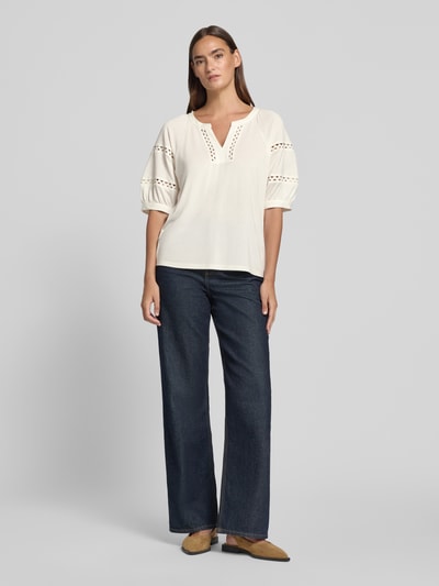 Vrouwenmodel draagt Relaxed Fit T-shirt uit modal-mix van s.Oliver BLACK LABEL in crème met opengewerkte details, geheel van voren.