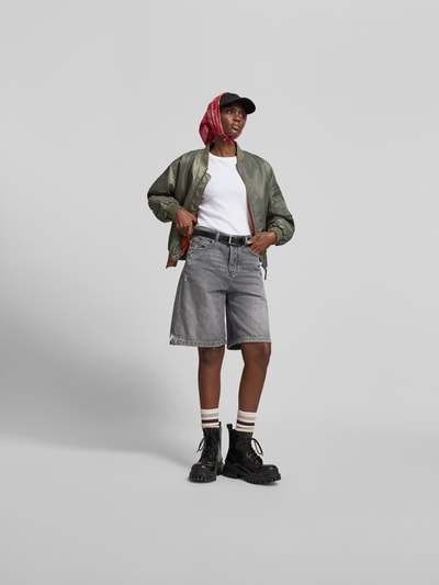 Modelka nosi Relaxed Fit Jeansshorts aus Baumwolle od Diesel, jasnoszary denim, 5 kieszeni, efekt zniszczenia, Ganzkörperansicht von vorne.