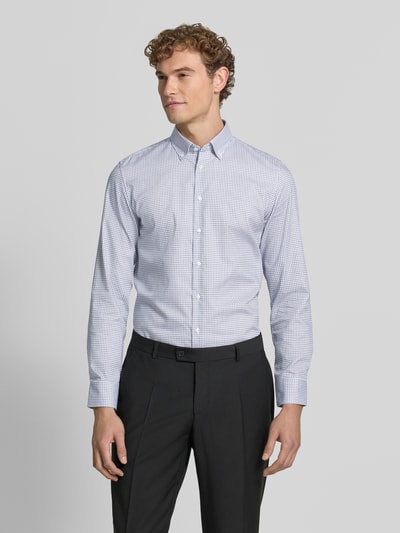 Männermodel trägt Slim Fit Businesshemd aus reiner Baumwolle Modell 'New B.D.' von Seidensticker, Herren Businesshemd, Ganzkörperansicht von vorne.