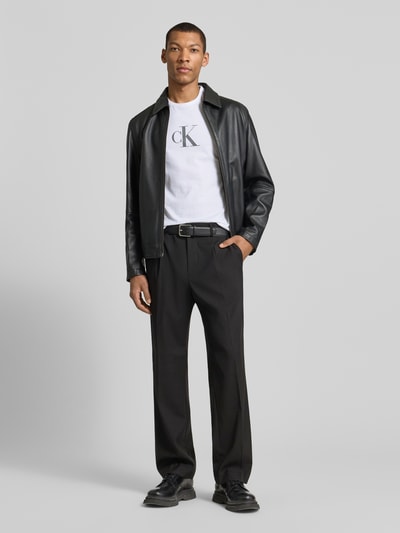 Männermodel trägt T-Shirt mit Rundhalsausschnitt und Logo von CK Calvin Klein, Herren T-Shirt, Reine Baumwolle, Regular-Fit, Rückenlänge 70 cm, Ganzkörperansicht von vorne.