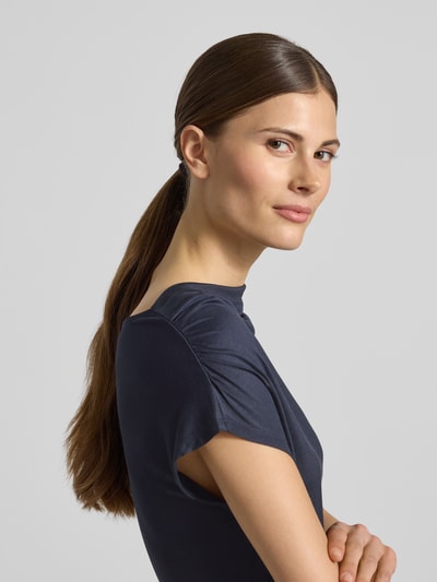 Vrouwenmodel draagt T-Shirt aus Viskose mit Rundhalsausschnitt van comma, pure viscose, slim fit, kapmouwen, marineblauw, detailopname.