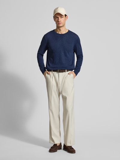 Männermodel trägt Longsleeve mit Leinen-Anteil von Gant in Dunkelblau, Baumwoll-Leinen-Mix, Gerader-Schnitt, Rundhalsausschnitt, Gerippte-Abschlüsse, Rückenlänge bei Größe M 65 cm, Ganzkörperansicht von vorne.