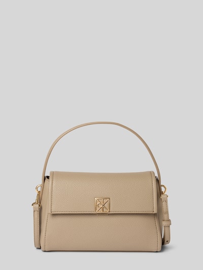 Productfoto, Handtasche mit Label-Applikation van CK Calvin Klein in beige met goudkleurige details, gestructureerd oppervlak, hoofdvak met overslag en kliksluiting, draaghengsel, schouderriem, afmetingen 24x19x10 cm, schouderriem 124 cm
