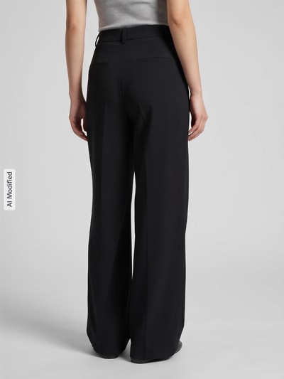 Frauenmodel trägt Regular Fit Weite Hose mit Viskose-Anteil Modell 'SONJA' von ONLY in Schwarz, glatte Textur, Ganzkörperansicht Rückansicht, Damen Weite Hose von ONLY, KI-modifiziertes Bild.