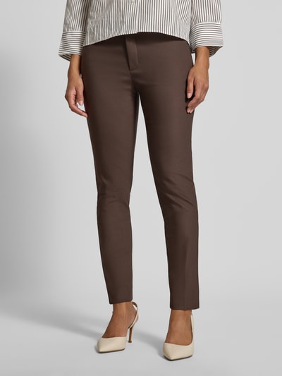 Vrouwenmodel draagt Slim Fit Anzughose aus Baumwoll-Mix van MOS MOSH in bruin, mix van katoen en elastaan, riemlussen, knoop- en ritssluiting, gestileerde achterzakken, bandwijdte maat 36: 39 cm, binnenbeenlengte maat 36: 76 cm, Ganzkörperansicht van voren.