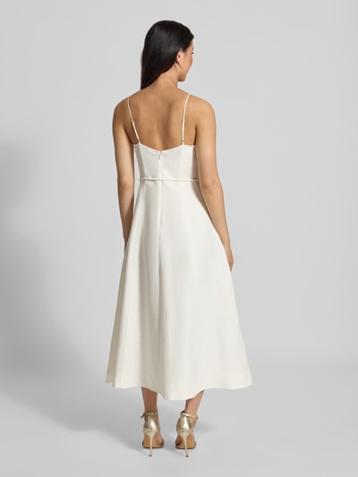 Frauenmodel trägt Cocktailkleid aus Leinen-Viskose-Mix von Forever New in Weiß mit Taillenband, Midi-Länge, Ganzkörperansicht Rückansicht.