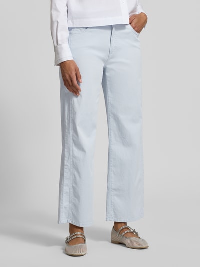 Vrouwenmodel draagt lichtblauwe Straight Leg Hose aus Baumwoll-Mix Modell 'MAINE S' van Brax, unie, straight fit, cropped, 5-pocket, knoop- en ritssluiting, riemlussen, katoenmix, close-up van onderlichaam.