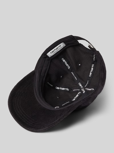 Produktfoto, schwarze Basecap mit Label-Stitching von Carhartt Work In Progress aus reiner Baumwolle, verstärkter Schirm, eingestickte Luftlöcher, verstellbarer Verschluss, strukturierte Oberfläche.