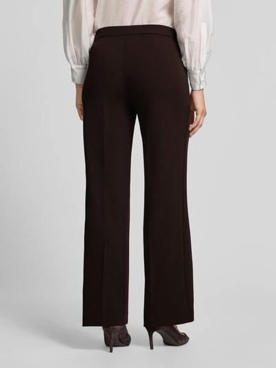 Männermodel trägt czarne spodnie z szerokimi nogawkami Wide Leg Hose mit Eingrifftaschen Modell 'Hillda' von Stehmann, widok całej sylwetki z tyłu, spodnie damskie