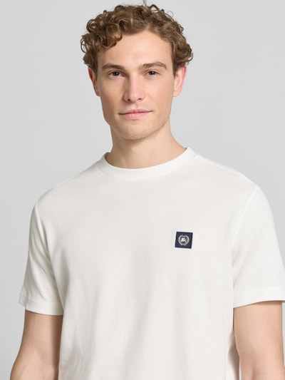 Männermodel trägt T-Shirt mit Label-Patch und Rundhalsausschnitt von Lerros in Weiß aus Reine Baumwolle, Nahaufnahme Oberkörper. Herren T-Shirt mit Gerader-Schnitt, Rückenlänge bei Größe M: 69 cm.