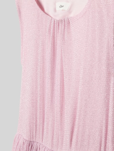 Mädchen trägt Tailliertes Freizeitkleid im Layer-Look von s.Oliver RED LABEL, unifarben, rosa Stretch-Tüll, geraffter Rundhals, Nahaufnahme Oberkörper.
