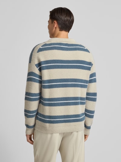 Männermodel trägt Strickpullover mit Polokragen und Knopfleiste von JAKE*S STUDIO MEN aus Baumwoll-Mix im Relaxed-Fit, Rückenlänge 72 cm, Ärmellänge 61 cm, gestreift in Beige und Blau, Ganzkörperansicht Rückansicht.