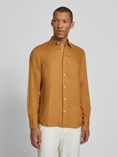 Mannenmodel draagt Regular Fit Leinenhemd mit Kentkragen van Scotch & Soda in okergeel linnen met knoopsluiting, regular fit, kentkraag, ruglengte maat M 77 cm, schouderbreedte 46 cm, mouwlengte 67 cm, Ganzkörperansicht van voren.