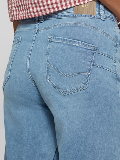Frauenmodel trägt Wide Fit Jeans mit Zierschleife von MAC in hellem Blau, 5-Pocket-Design, Baumwoll-Mix, Detailaufnahme Rückansicht.