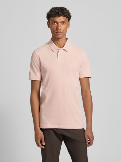Męski model nosi Regular Fit Poloshirt aus Baumwoll-Mix Modell 'PASSENGER' od BOSS Orange, efekt: jednolity kolor, krój regular fit, wyhaftowane logo, kołnierzyk polo, dekolt w serek, krótkie zapięcie na guziki, krótki rękaw, prążkowane zakończenie rękawów, wykończenie materiału: pika, mieszanka bawełny, całkowity widok z przodu