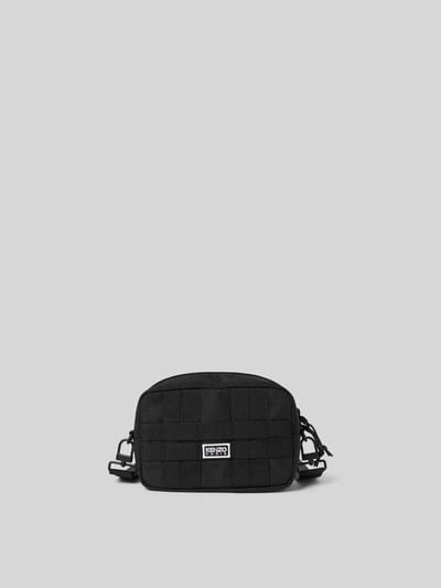 Produktfoto, Crossbody Bag mit Logo-Stitching von Kenzo in Schwarz, rechteckige Form, Strukturmuster, Frontansicht, Details laut Kontext