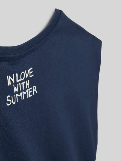 Mädchen trägt V-Shape T-Shirt aus reiner Baumwolle von s.Oliver RED LABEL, navy, Statement Print, Jersey, Rundhals, Nahaufnahme Oberkörper.