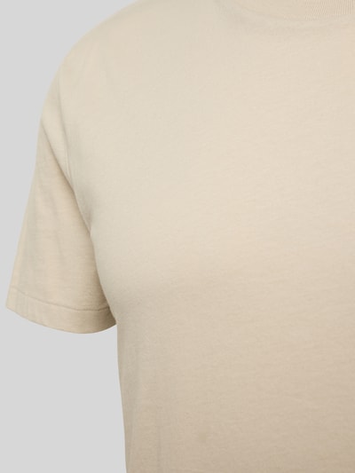 Männermodel trägt Slim Fit T-Shirt aus reiner Baumwolle im 3er-Pack von Polo Ralph Lauren Underwear, unifarben, Logo-Stitching, Nahaufnahme Oberkörper.