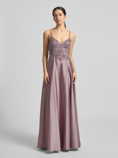 Vrouwenmodel draagt Abendkleid mit Perlen und V-Ausschnitt van Laona in lichtpaars satijn, versierd met parels, getailleerde maxi-jurk, ruglengte 144 cm, borstwijdte 30 cm, maxi-jurk met V-hals, satijn, v-decolleté, parels, tailored fit, Ganzkörperansicht von vorne.