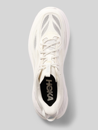Produktfoto, Sneaker mit Label-Details Modell 'MACH REMASTERED' von HOKA in Weiß, abgerundete Form, Schnürung, profilierte Sohle, 5 cm Absatzhöhe, 7 cm Schafthöhe, 10 cm Schaftweite