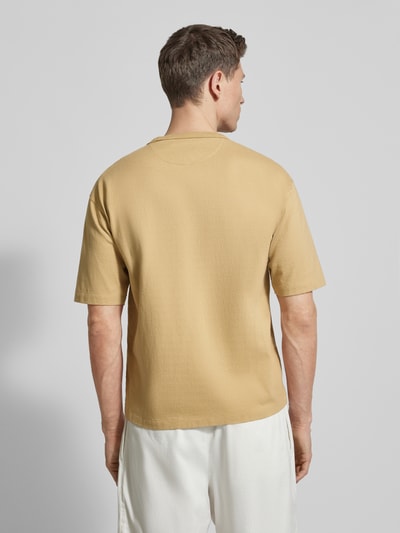 Männermodel trägt Regular Fit T-Shirt aus reiner Baumwolle von Polo Ralph Lauren in Unifarbe Beige, Feinstrick, Kurzarm, Ganzkörperansicht Rückansicht.