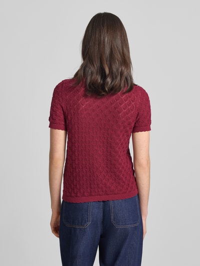 Frauenmodel trägt Strickshirt mit Lochstickerei von Jake*s Collection aus Baumwoll-Mix, Gerader-Schnitt, Rückansicht, Ganzkörperansicht