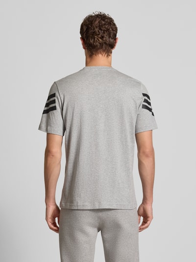 adidas Sportswear T-Shirt mit Logo und Rundhalsausschnitt Mittelgrau 5