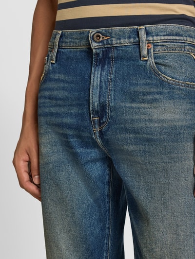 Männermodel trägt Straight Fit Jeans im Used-Look Modell 'AIDEEN' von Replay, blauer Baumwoll-Elasthan-Mix, Nahaufnahme Oberkörper, Herren Jeans.