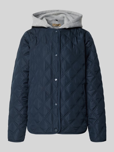 Produktfoto, Regular Fit Jacke in Stepp-Optik mit Kapuze Modell 'Fenya' von Soyaconcept, granatowy kolor, wpuszczane kieszenie, listwa guzikowa, długość tyłu w rozmiarze S: 65 cm, szerokość ramion w rozmiarze S: 40 cm, szerokość klatki piersiowej w rozmiarze S: 54 cm, długość rękawów w rozmiarze S: 65 cm, kurtka z efektem pikowania
