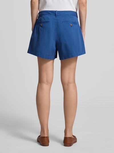 Frauenmodel trägt Loose Fit Bermudas aus reiner Baumwolle von Polo Ralph Lauren in Uni-Blau, Twill-Struktur, Gesäßtaschen, Ganzkörperansicht Rückansicht.